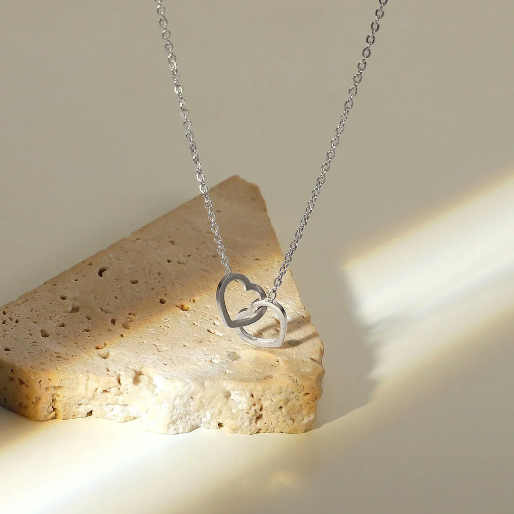 Boîte à roses rotatives Eternally Preserved - avec collier en forme de coeur gravé